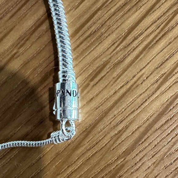 Pandora Elegant Silver Bracelet with Adjustable Closure - Picture 4 of 4